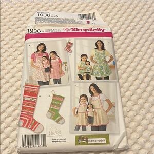 Simplicity matching adult kids aprons Christmas stockings  Pattern